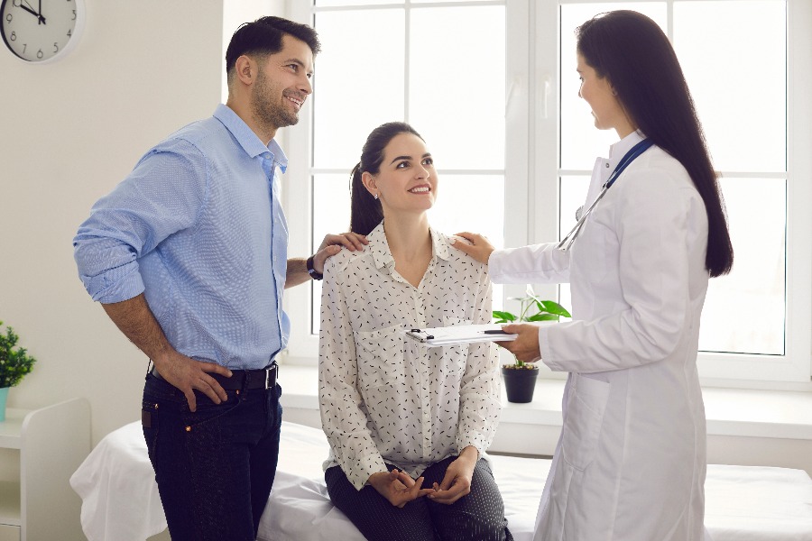 Casal em consulta m�dica sobre infertilidade
