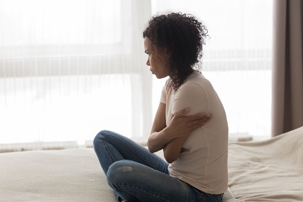 Mulher pensativa, aps caso de aborto 