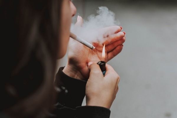 Mulher fumando 
