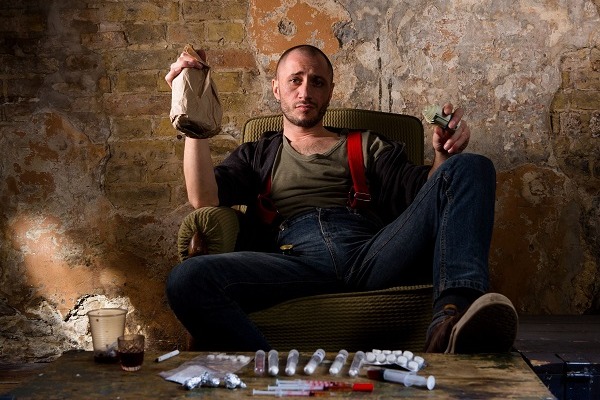 Homem consumindo drogas e bebidas 