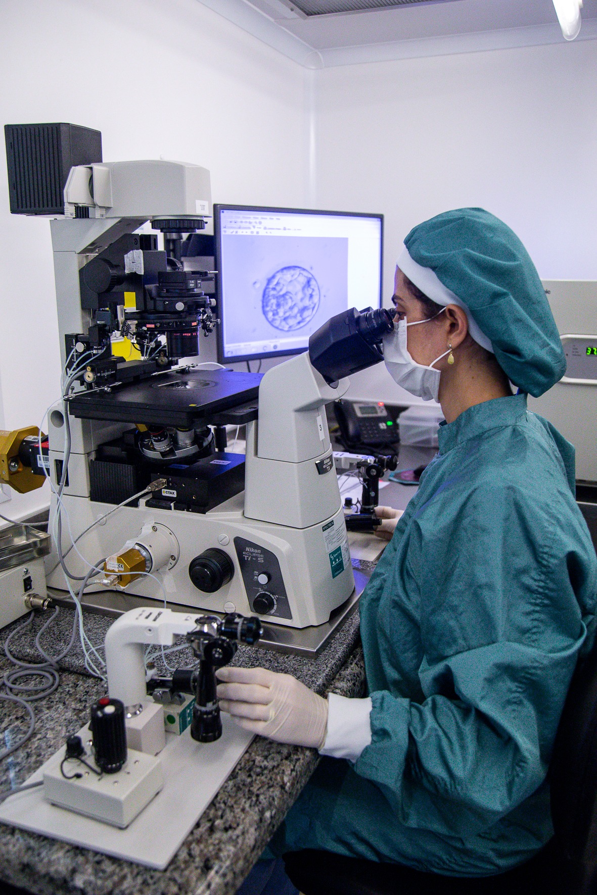 Embriologista analisando embrio em equipamento